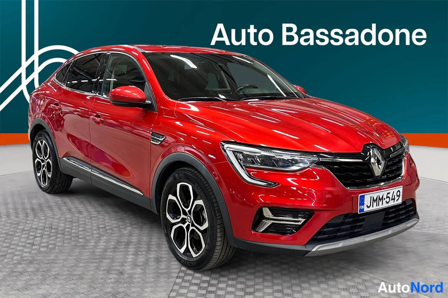 Red Renault Arkana E-TECH 2023, front three-quarter, nose to the right, photo 4