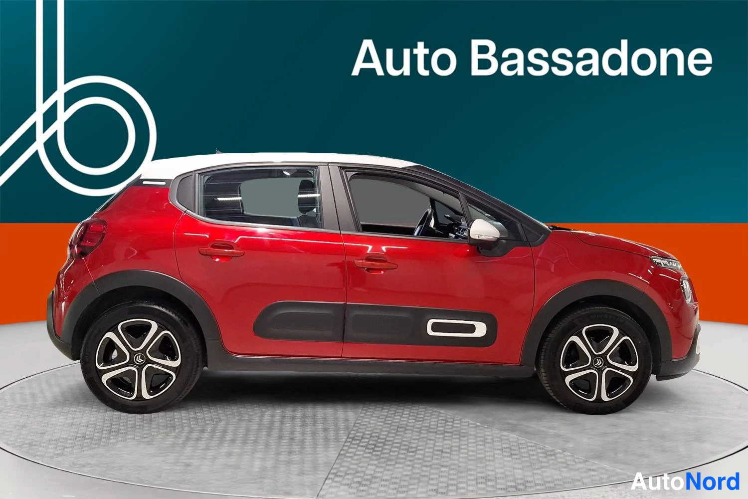 Punainen Citroen C3 2022, sivulta, kuva 4