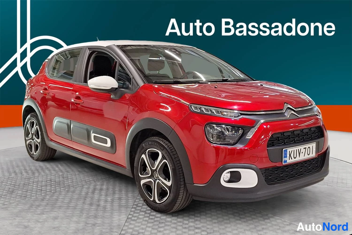 Punainen Citroen C3 2022, etuviisto, keula oikealle, kuva 2
