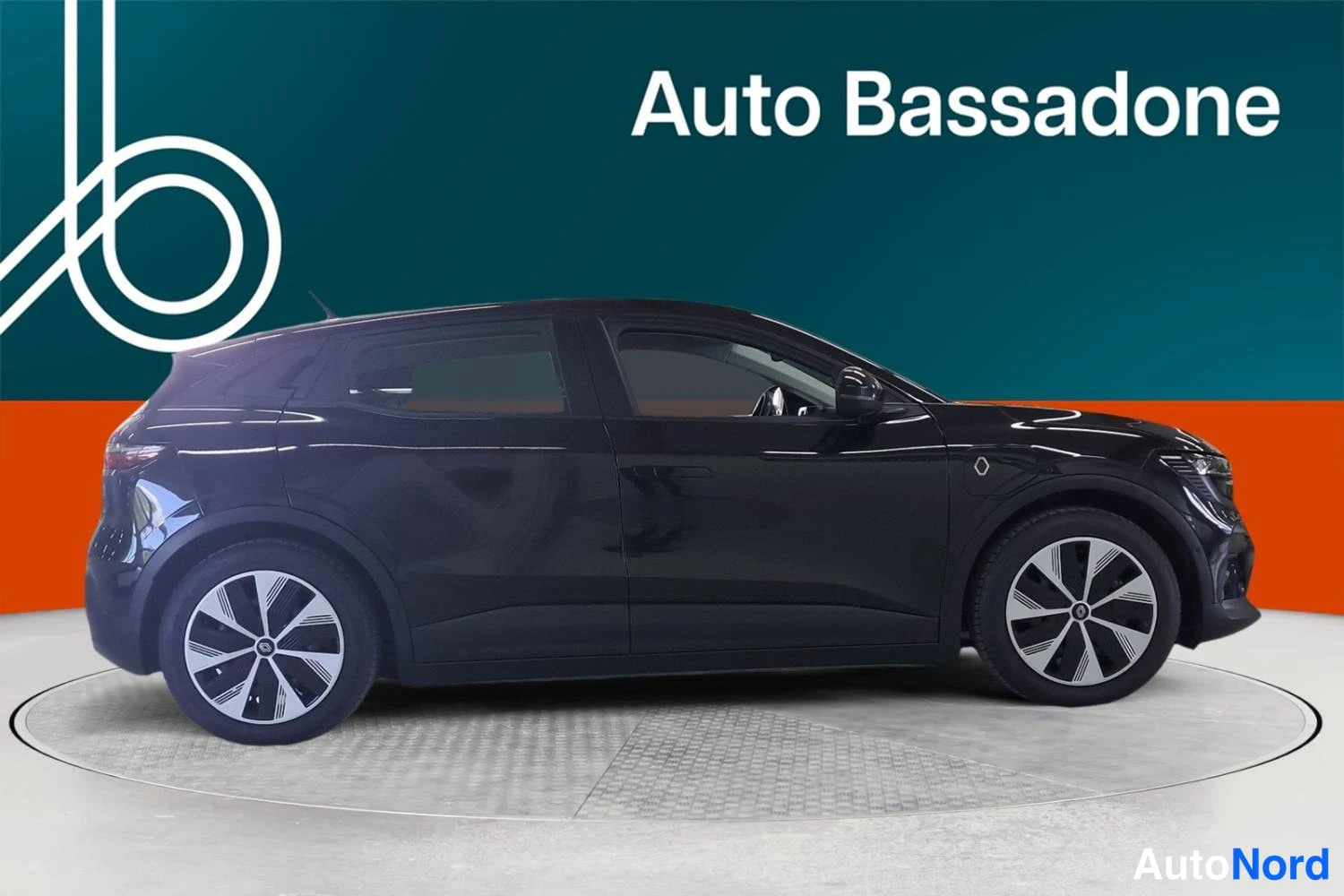 Black Renault Megane E-Tech electric 2022, front three-quarter, nose to the right, photo 3