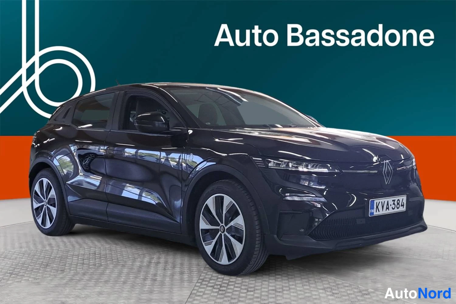 Black Renault Megane E-Tech electric 2022, front three-quarter, nose to the right, photo 2