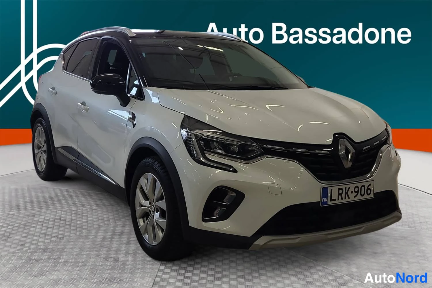 Valkoinen Renault Captur 2022, etuviisto, keula oikealle, kuva 3