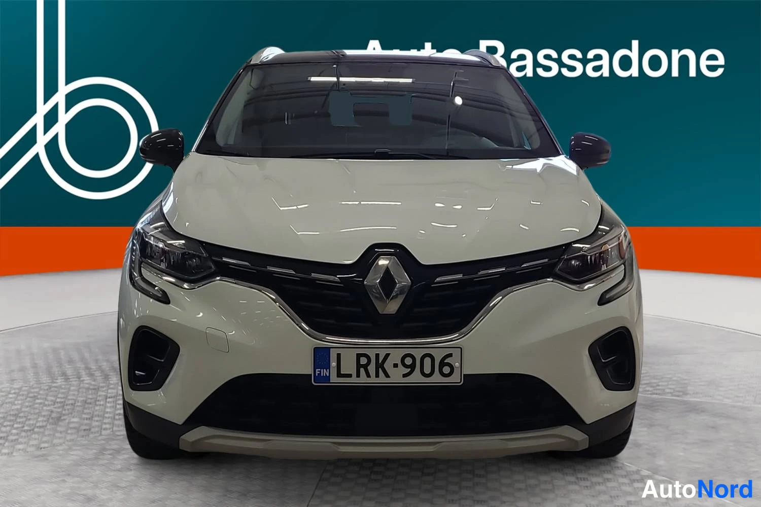 Valkoinen Renault Captur 2022, edestä, kuva 4