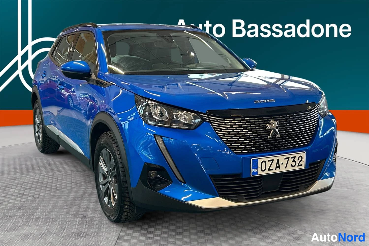 Sininen Peugeot 2008 2020, etuviisto, keula oikealle, kuva 2