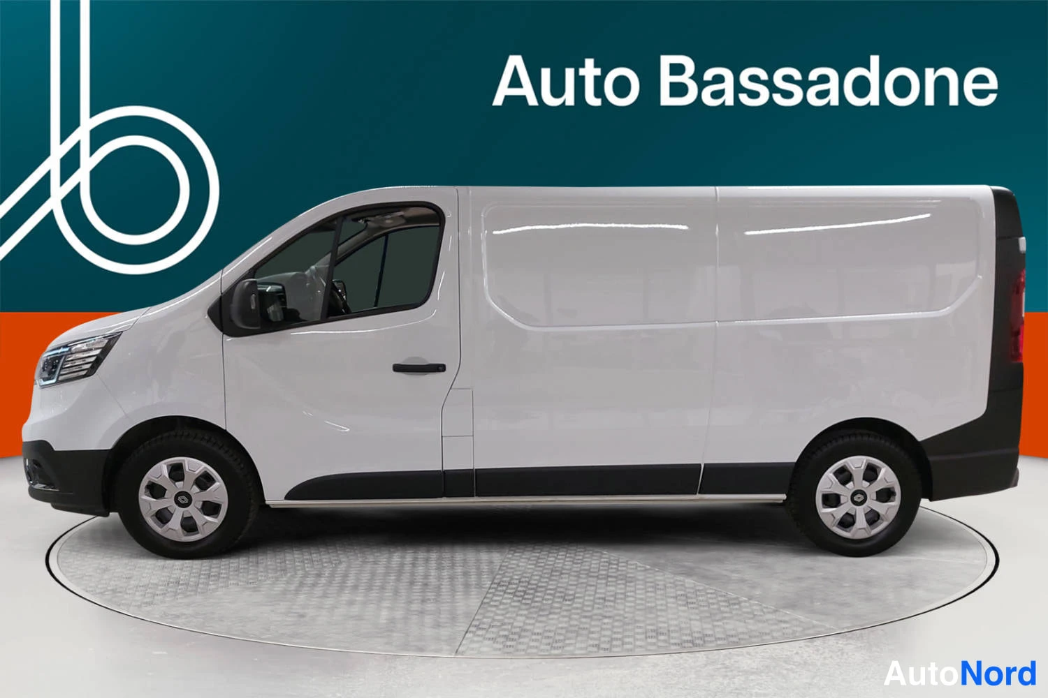 Valkoinen Renault Trafic 2024, etuviisto, keula vasemmalle, kuva 2