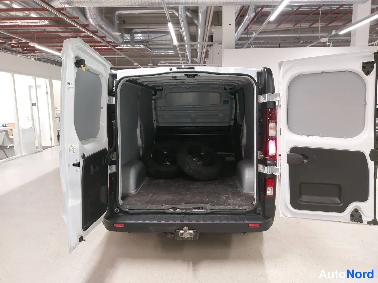 Valkoinen Renault Trafic 2024, takaa, kuva 9