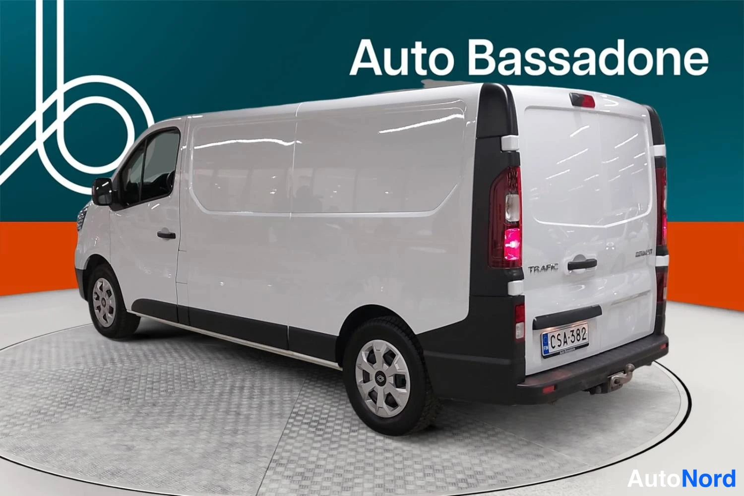 Valkoinen Renault Trafic 2024, takaviisto, kuva 6