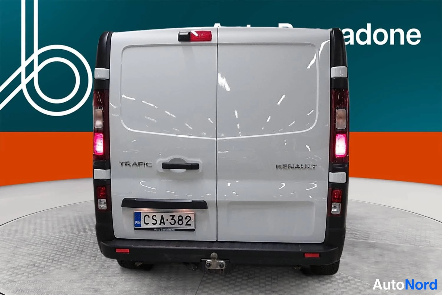 Valkoinen Renault Trafic 2024, takaa, kuva 8
