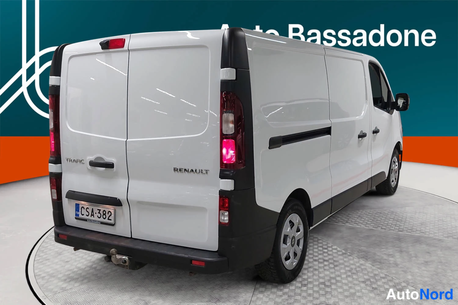 Valkoinen Renault Trafic 2024, takaviisto, kuva 7