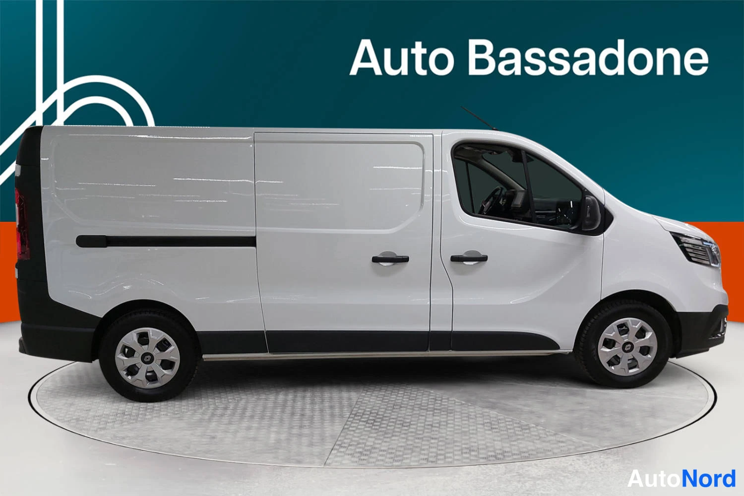 Valkoinen Renault Trafic 2024, sivulta, kuva 5