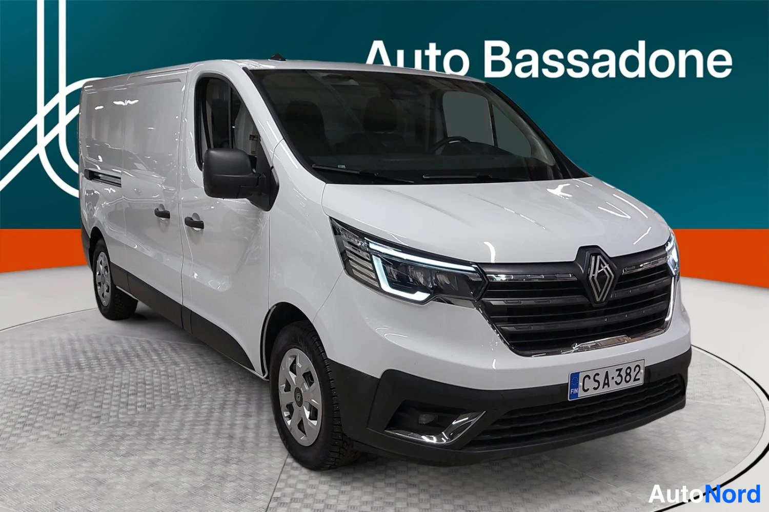 Valkoinen Renault Trafic 2024, etuviisto, keula oikealle, kuva 3