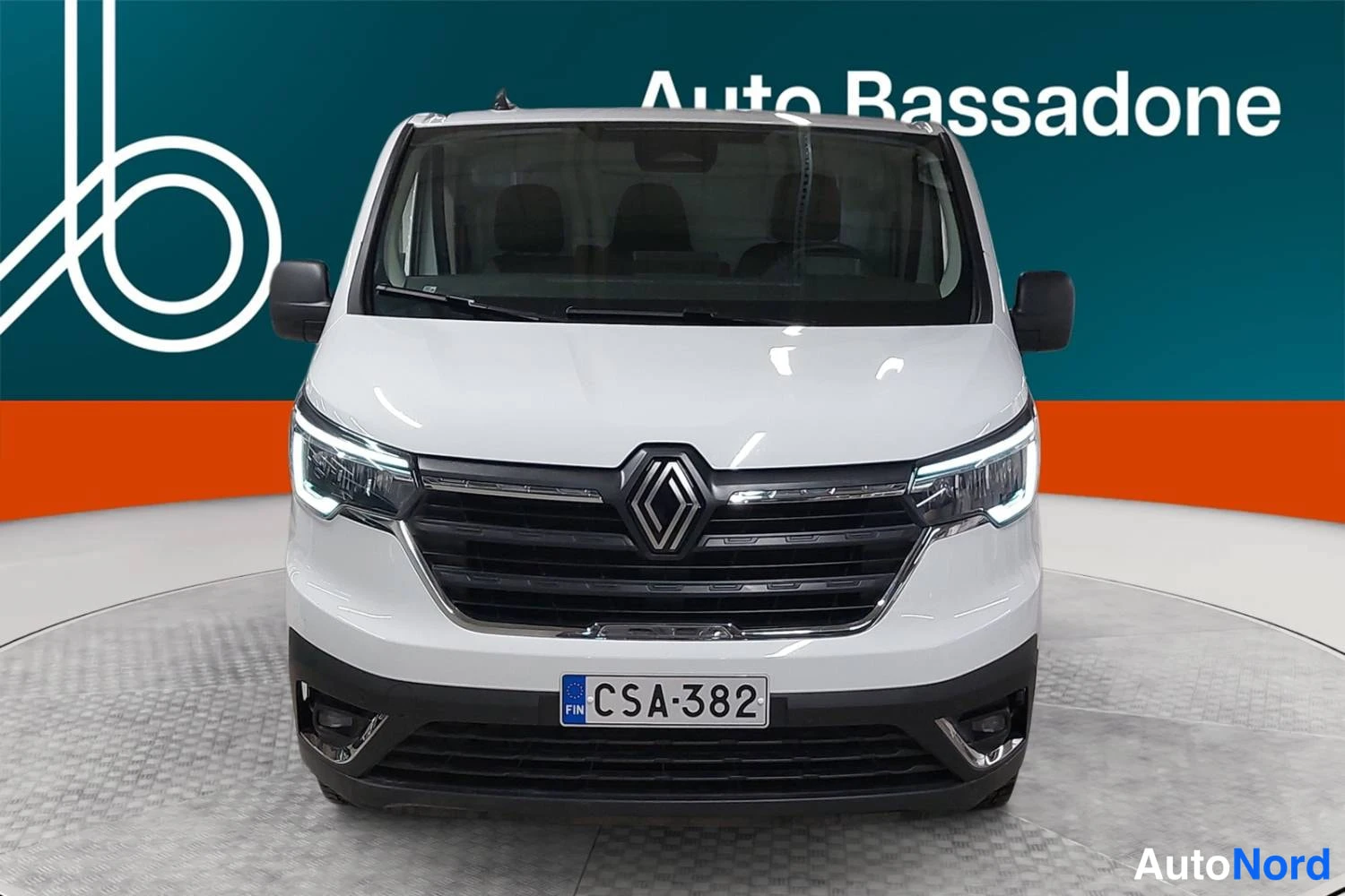 Valkoinen Renault Trafic 2024, edestä, kuva 4