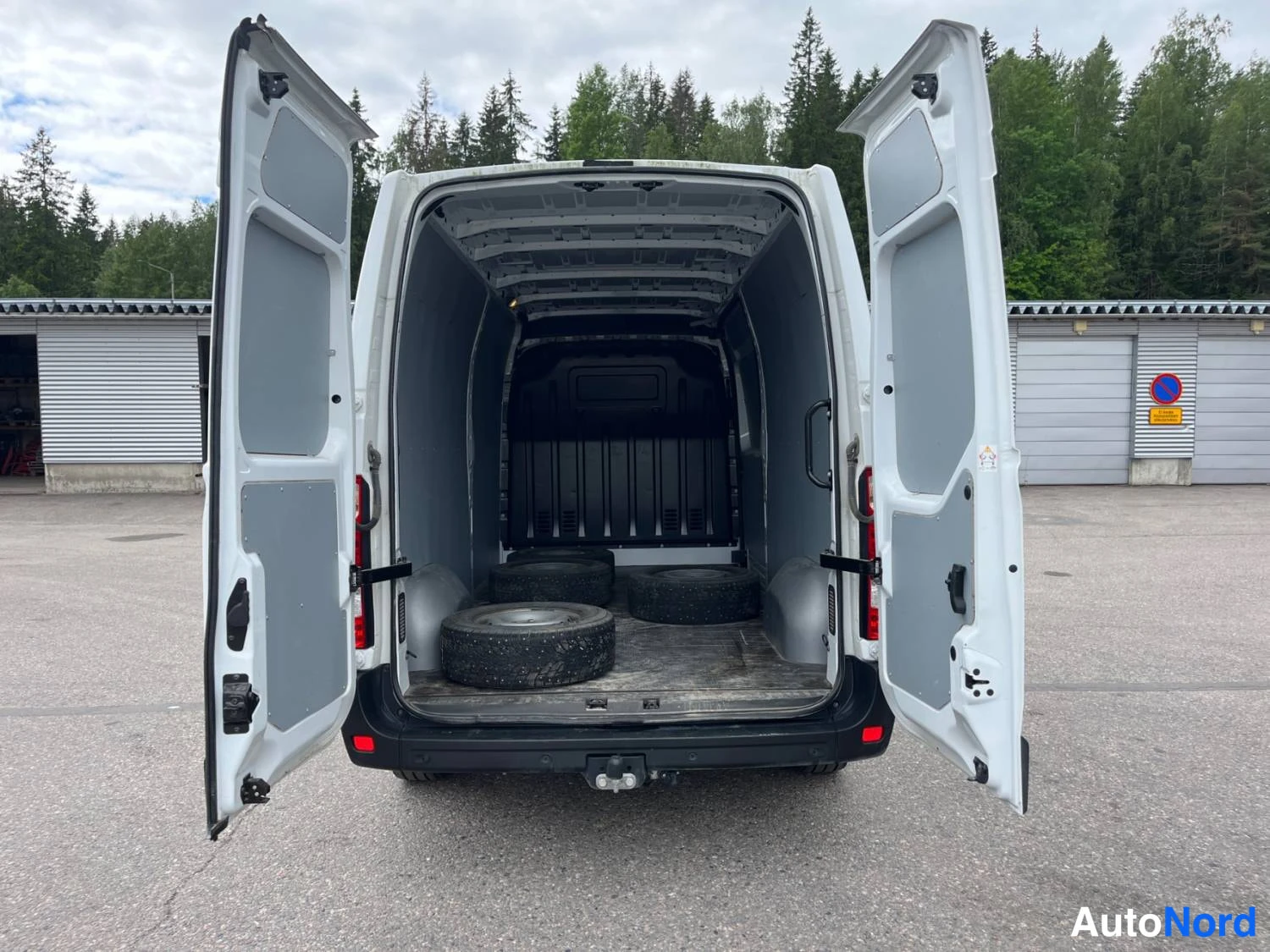 Valkoinen Renault Master 2023, takaa, kuva 6