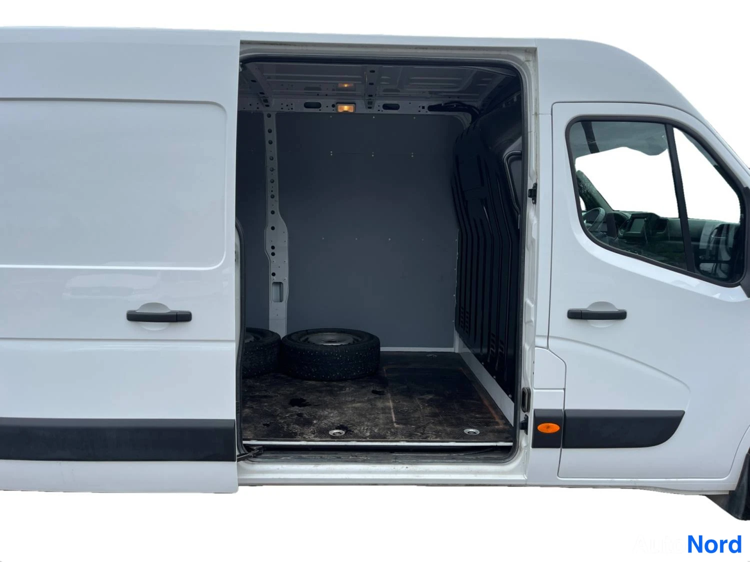 Valkoinen Renault Master 2023, sivulta, kuva 3