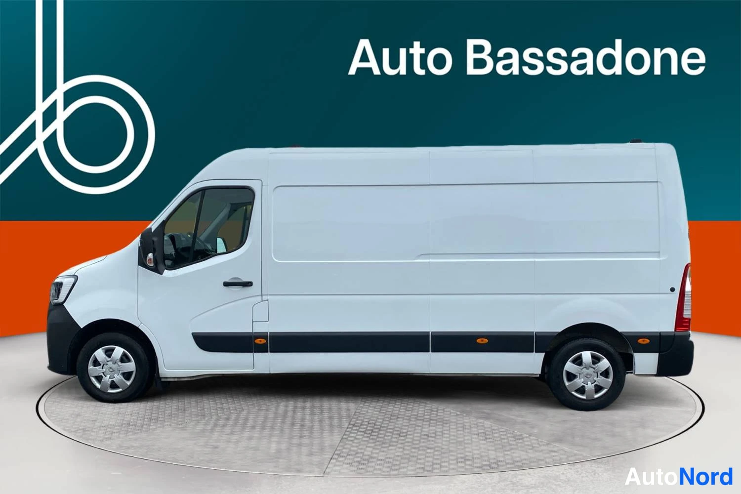 Valkoinen Renault Master 2023, takaviisto, kuva 2