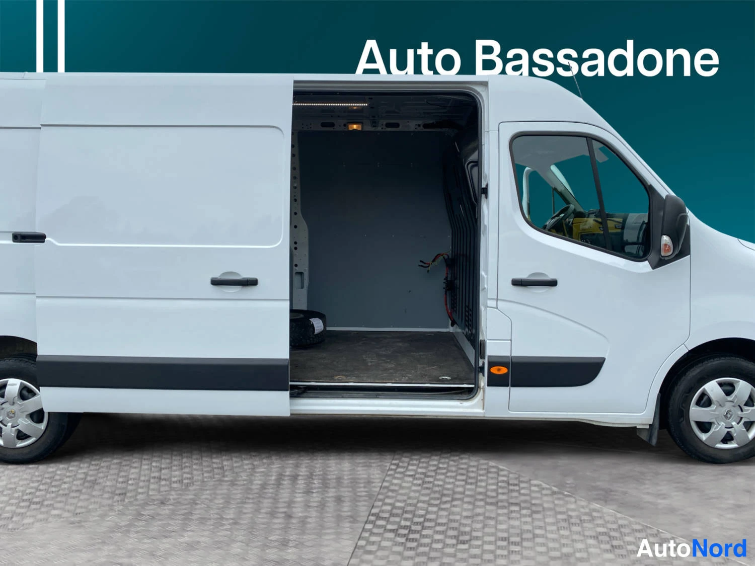 Valkoinen Renault Master 2023, kuva 23