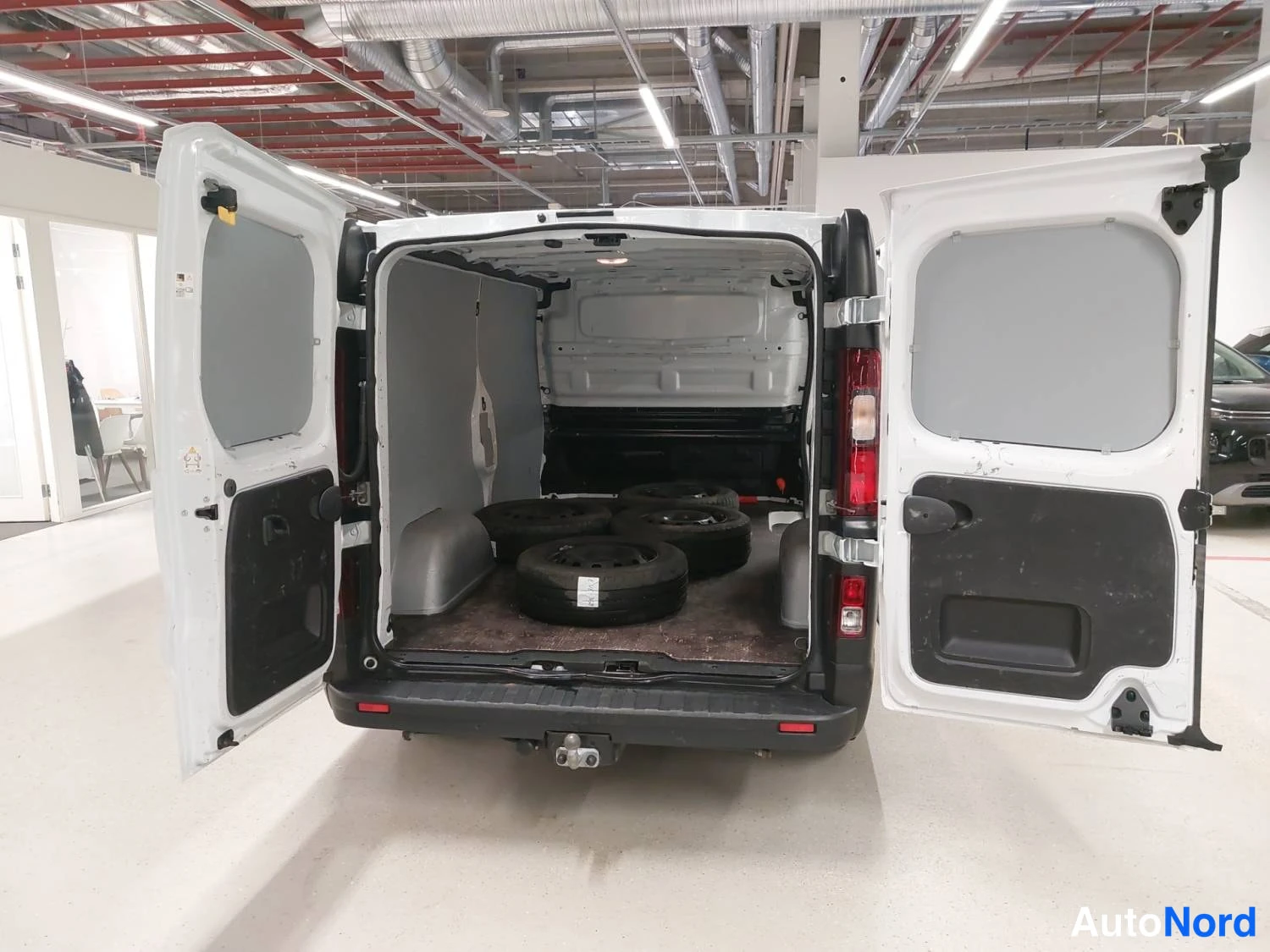 Valkoinen Renault Trafic 2024, takaa, kuva 9