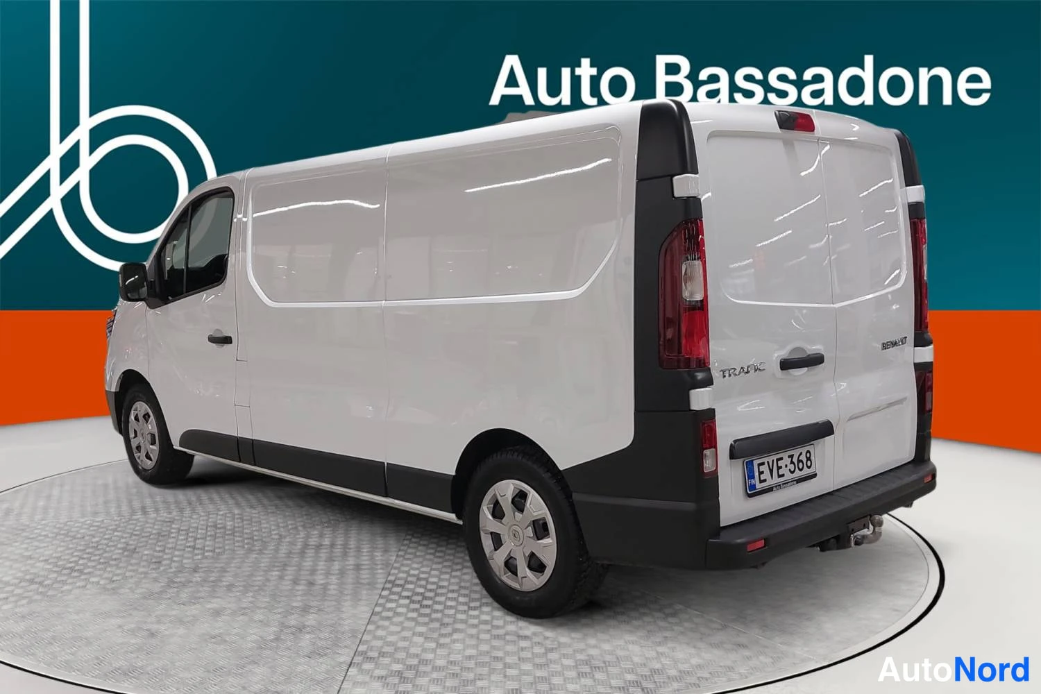 Valkoinen Renault Trafic 2024, takaviisto, kuva 6
