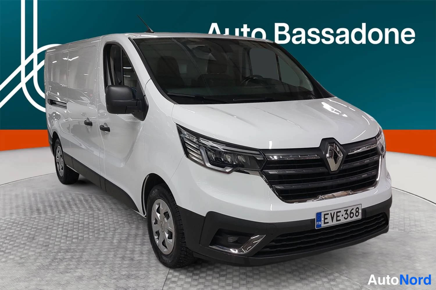 Valkoinen Renault Trafic 2024, etuviisto, keula oikealle, kuva 3