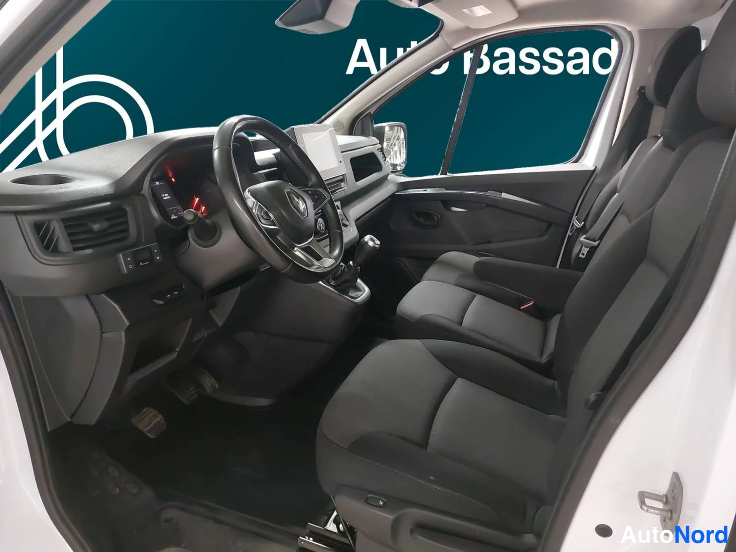 Valkoinen Renault Trafic 2024, yksityiskohta, kuva 10