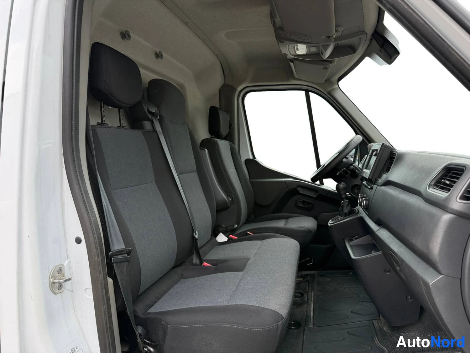 Valkoinen Renault Master 2023, kuva 42