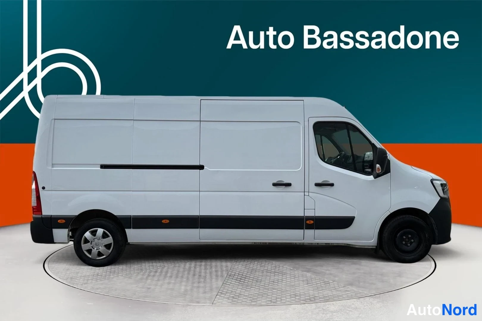 Valkoinen Renault Master 2023, sivulta, kuva 9