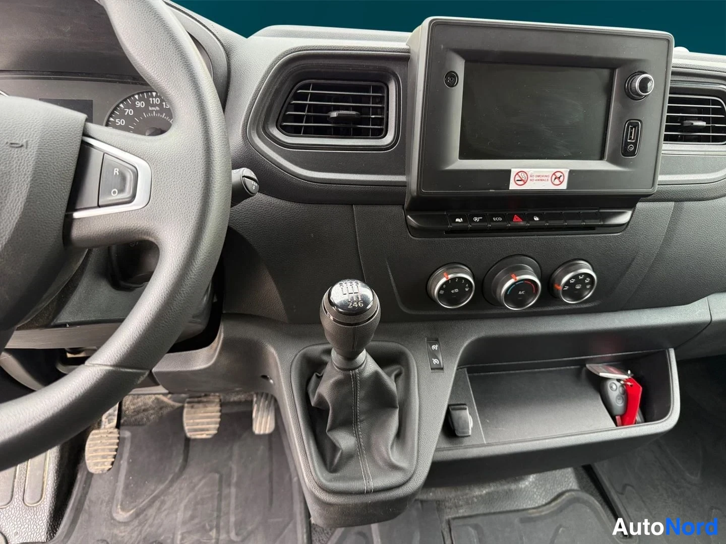 Valkoinen Renault Master 2023, yksityiskohta, kuva 22