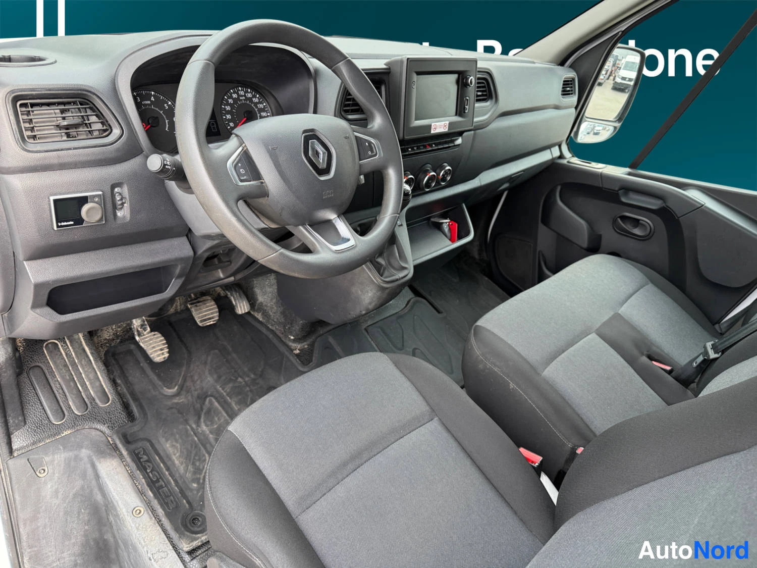 Valkoinen Renault Master 2023, kuva 39