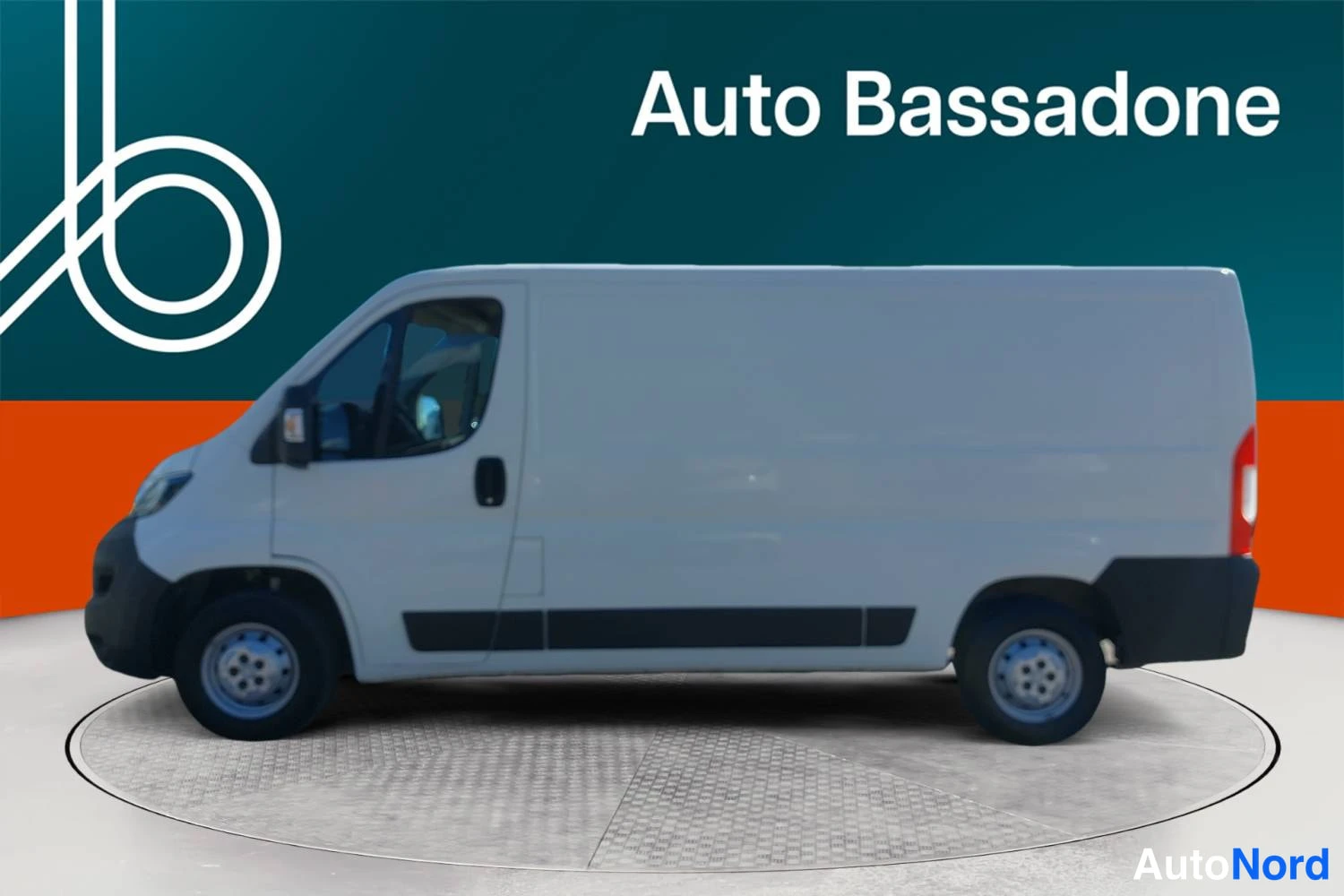Valkoinen Peugeot Boxer 2021, sivulta, kuva 5