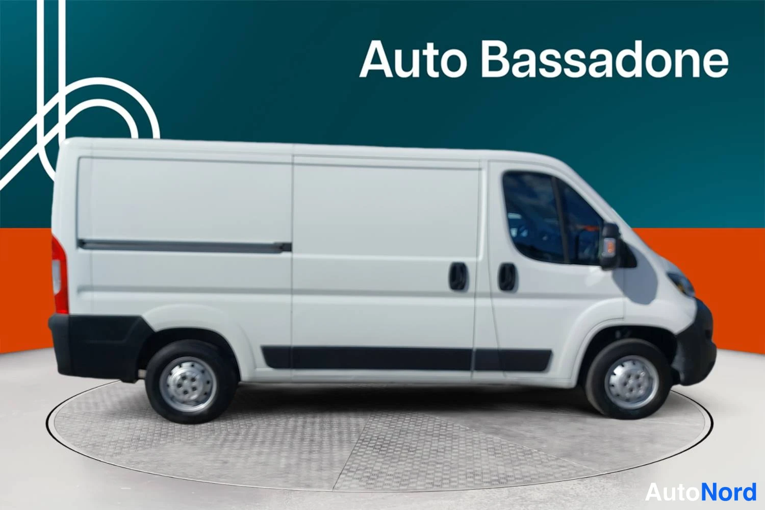 Valkoinen Peugeot Boxer 2021, sivulta, kuva 4