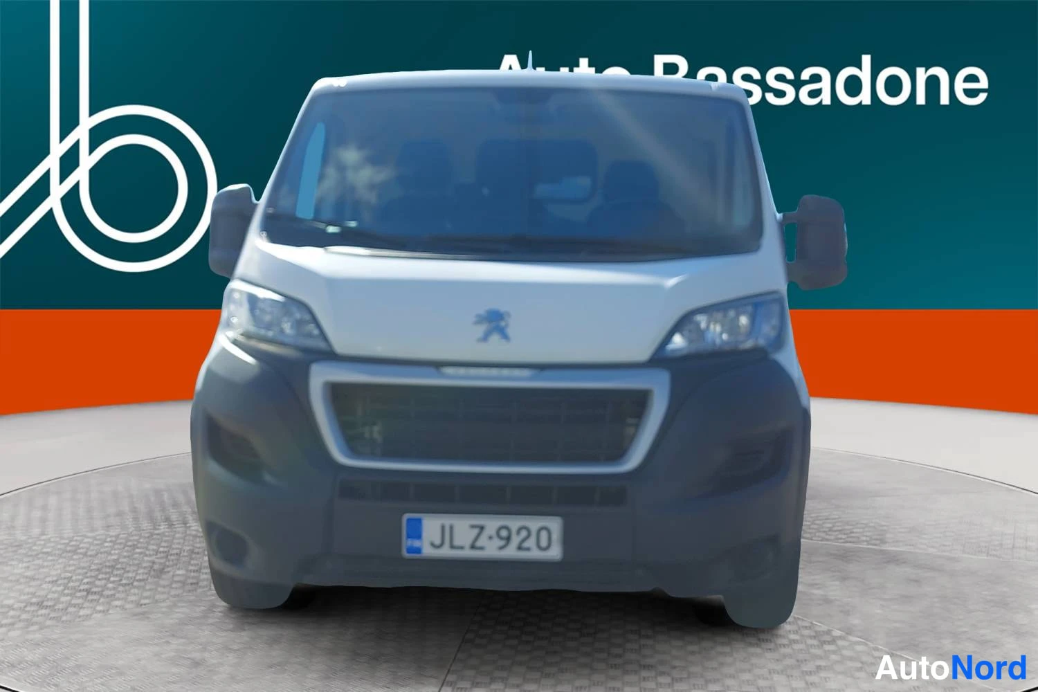 Valkoinen Peugeot Boxer 2021, edestä, kuva 2