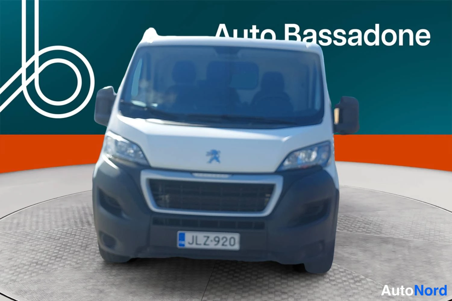 Valkoinen Peugeot Boxer 2021, edestä, kuva 3