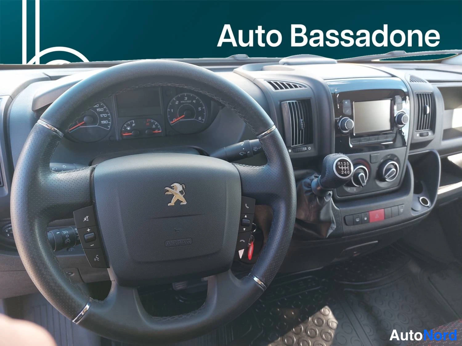 Valkoinen Peugeot Boxer 2021, yksityiskohta, kuva 10