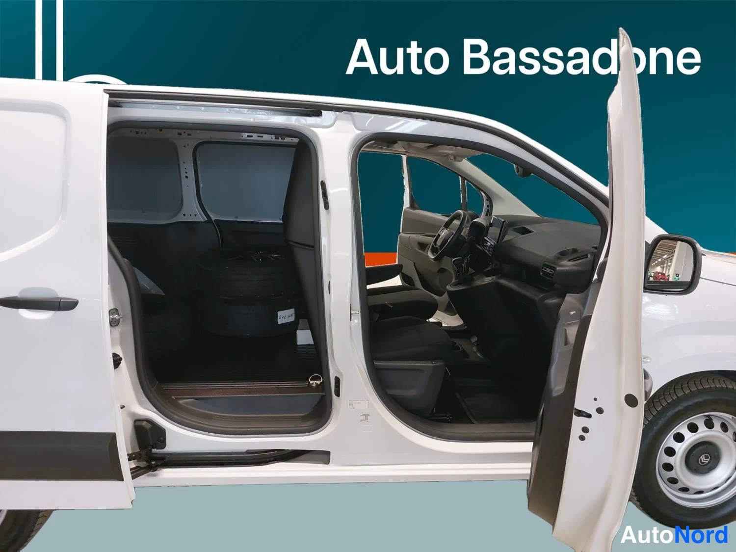 Valkoinen Citroen Berlingo 2025, sivulta, kuva 6