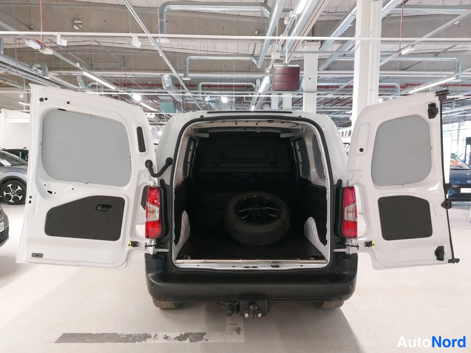 Valkoinen Citroen Berlingo 2025, takaa, kuva 10