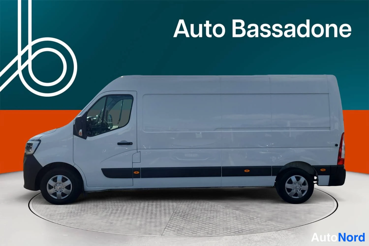 White Renault Master 2023, side, photo 5