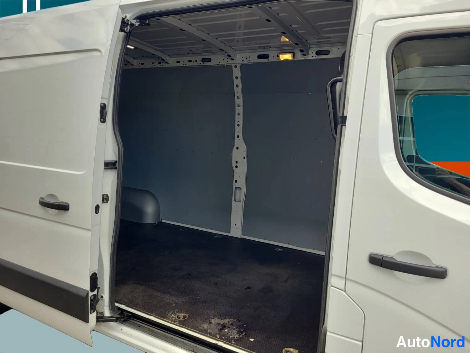White Renault Master 2023, photo 13