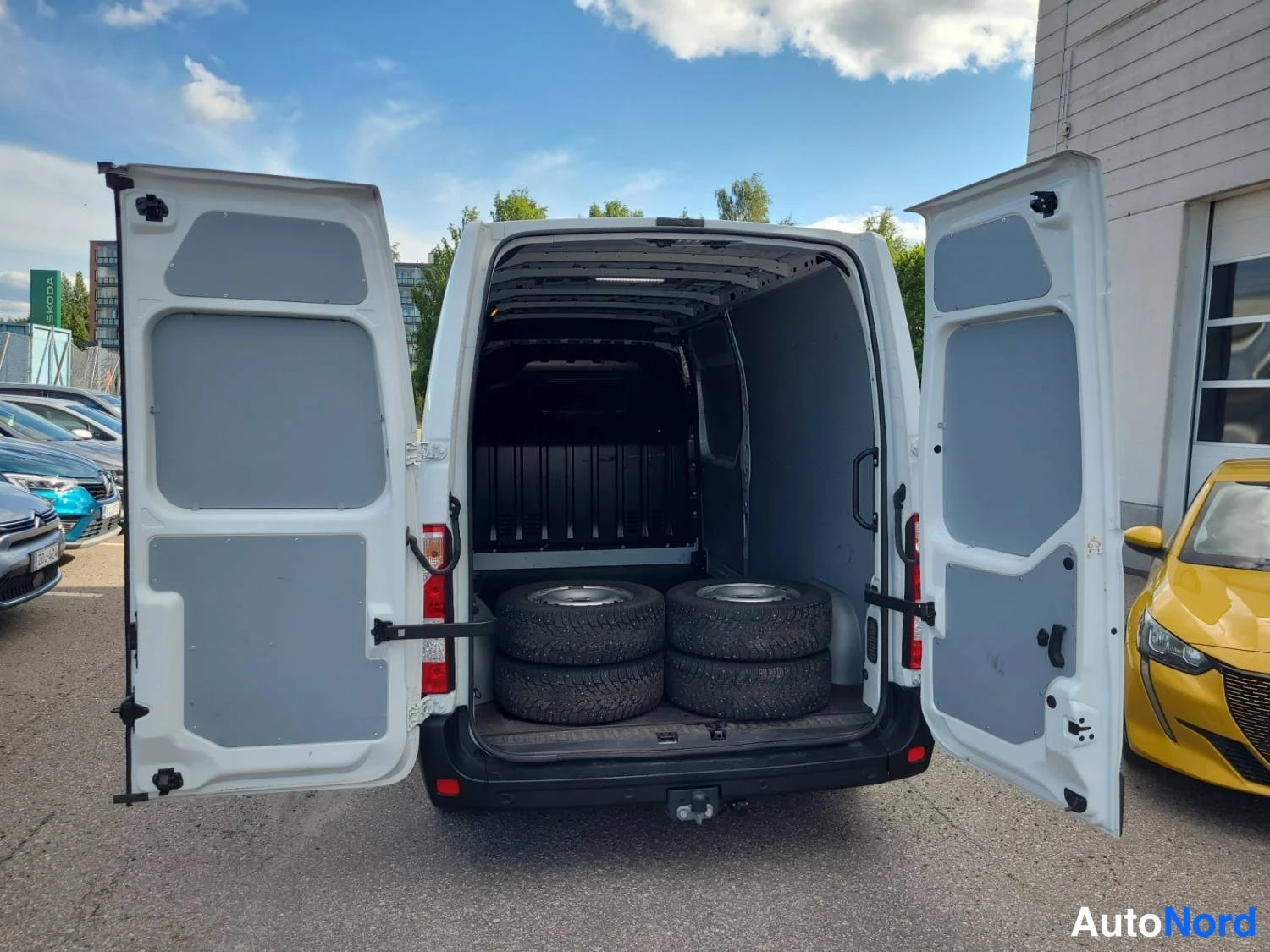White Renault Master 2023, rear, photo 9