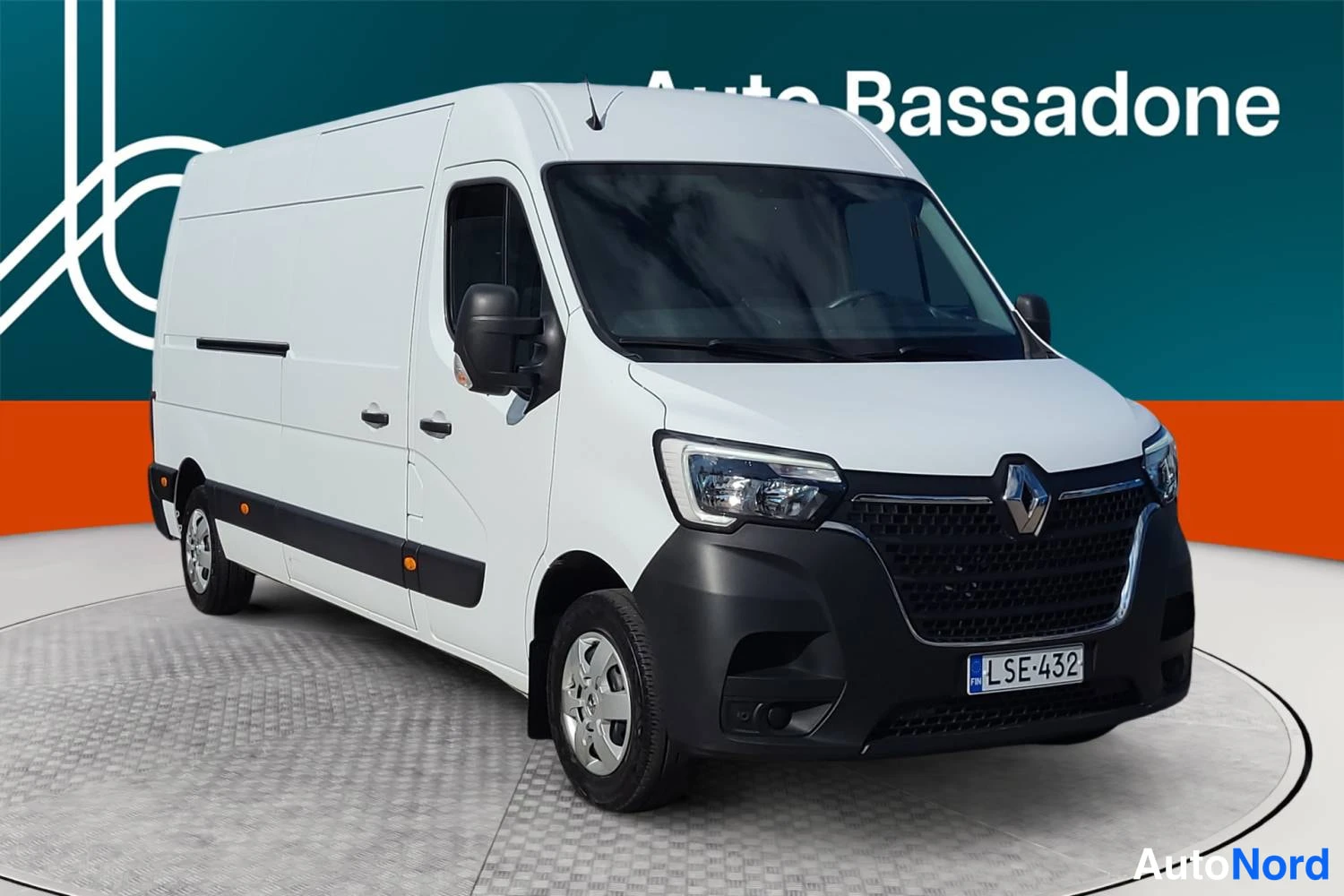 White Renault Master 2023, front three-quarter, nose to the right, photo 2