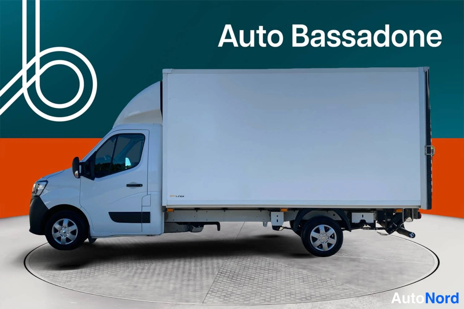 Valkoinen Renault Master 2023, sivulta, kuva 2