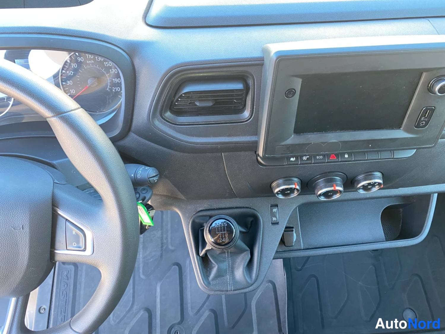 Valkoinen Renault Master 2023, etuistuimet, kuva 8