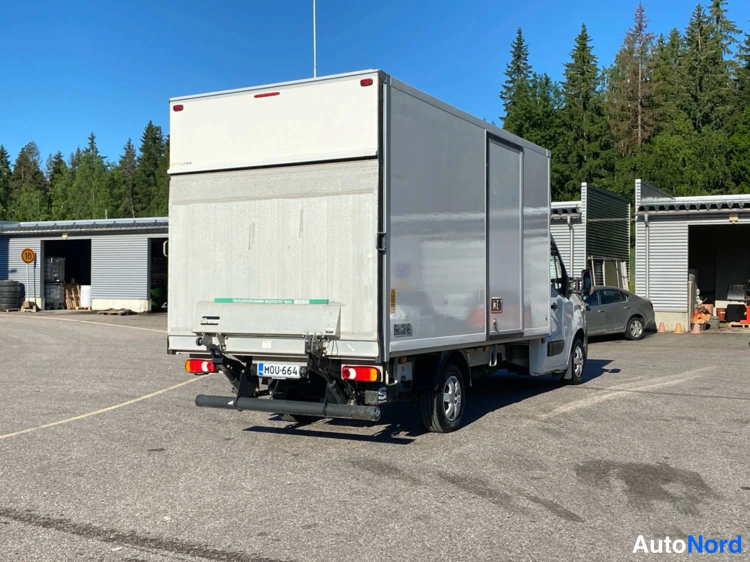 Valkoinen Renault Master 2023, takaviisto, kuva 4