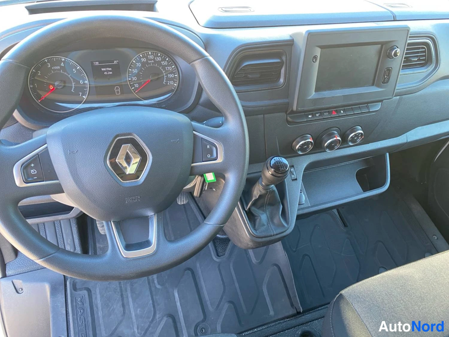Valkoinen Renault Master 2023, etuistuimet, kuva 7
