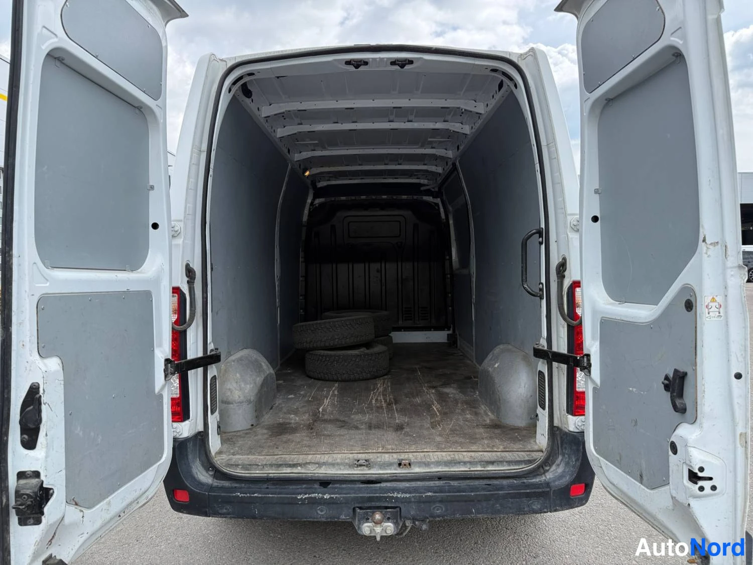 White Renault Master 2023, rear three-quarter, photo 8