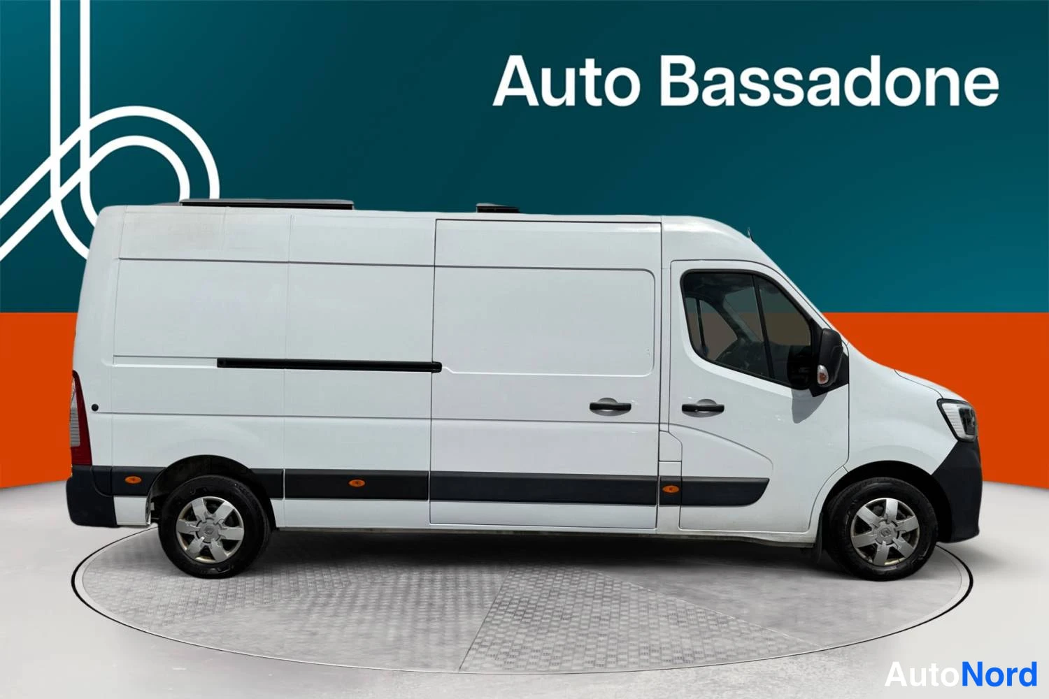 White Renault Master 2023, front three-quarter, nose to the right, photo 2