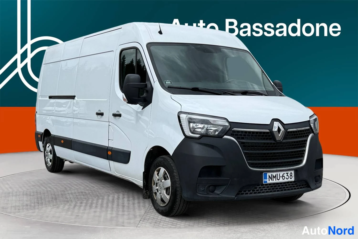 White Renault Master 2023, front three-quarter, nose to the right, photo 3
