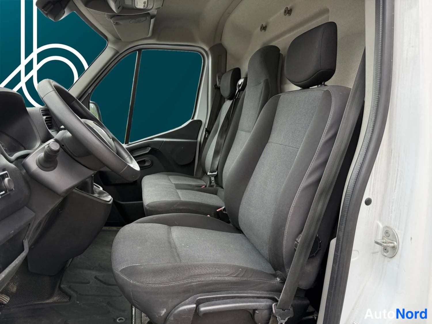 White Renault Master 2023, photo 13