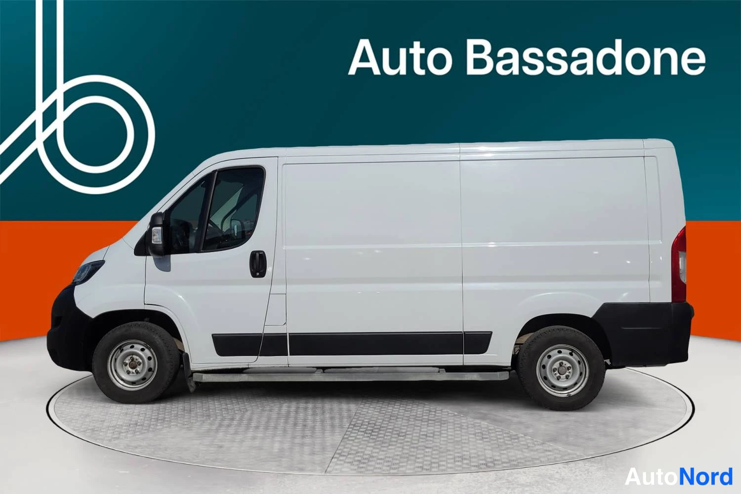 Valkoinen Peugeot Boxer 2023, sivulta, kuva 5
