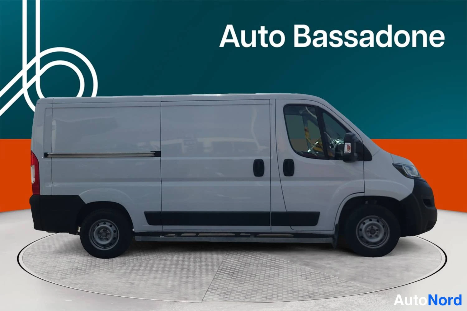 Valkoinen Peugeot Boxer 2023, etuviisto, keula oikealle, kuva 2
