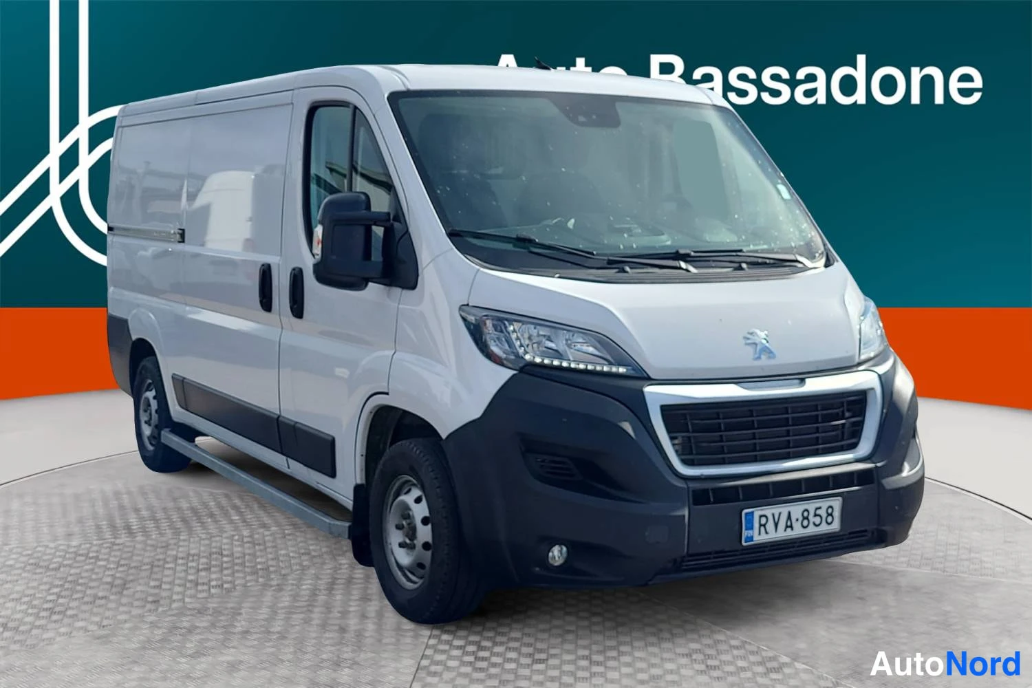 Valkoinen Peugeot Boxer 2023, etuviisto, keula oikealle, kuva 3